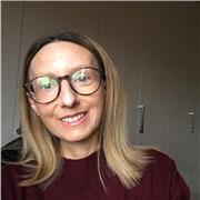 Docente di italiano e di diritto impartisce lezioni di italiano, storia, geografia e diritto a ragazzi di medie e superiori